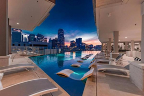 High Rise King Suite Downtown !